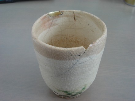 飲みくちが欠けた湯呑み茶碗