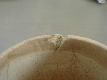 飲みくちが欠けた湯呑み茶碗
