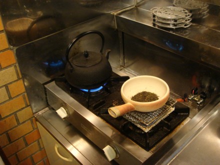 素焼きの焙烙で煎茶を焙じる