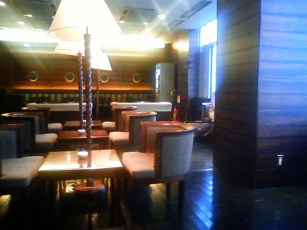 羽田空港の隠れた穴場 Cafe & Smoking Lounge